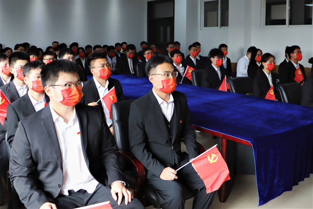 一群穿着西装的人描述已自动生成